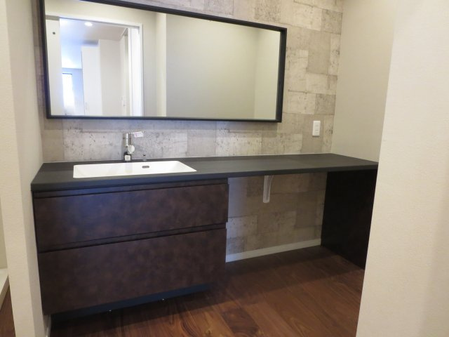 中古戸建　四條畷市中野新町（平成6年築）の洗面所|黒を基調としたシックな洗面台！ワイドなので朝の準備も楽々♪