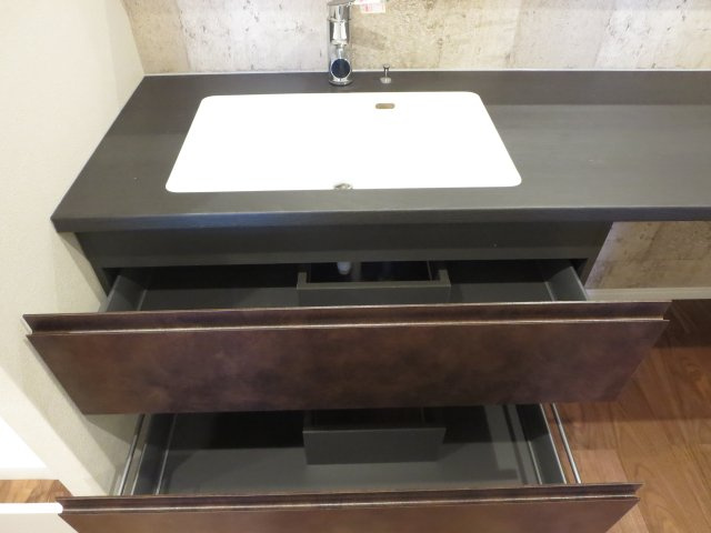 中古戸建　四條畷市中野新町（平成6年築）の洗面所|洗面台収納も充実♪