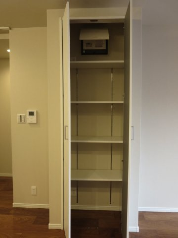 中古戸建　四條畷市中野新町（平成6年築）の収納|リビングの可動棚収納は嬉しいですね♪