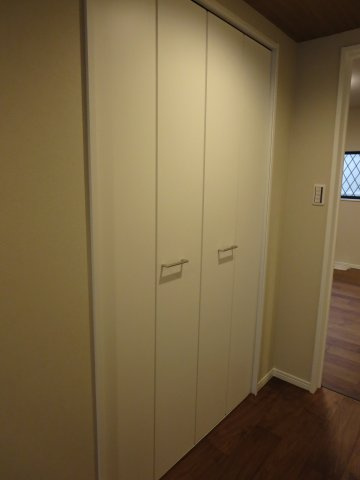 中古戸建　四條畷市中野新町（平成6年築）の収納|１階廊下にも収納あり！