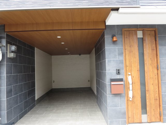 中古戸建　四條畷市中野新町（平成6年築）の駐車場|木目天井のおしゃれな駐車場で気分もあがりそう！