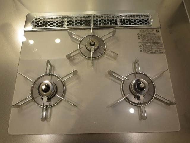 中古戸建　四條畷市中野新町（平成6年築）のキッチン|おしゃれな3口ガスコンロ！