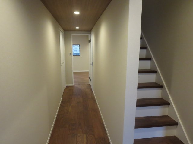 中古戸建　四條畷市中野新町（平成6年築）のその他|明るい廊下です♪