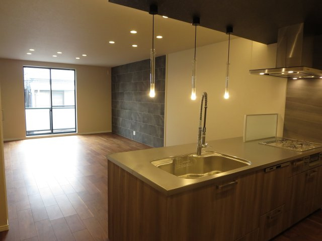 中古戸建　四條畷市中野新町（平成6年築）の居間・リビング|照明や壁紙にこだわりあり！おしゃれなリビングダイニングで家族団らん♪