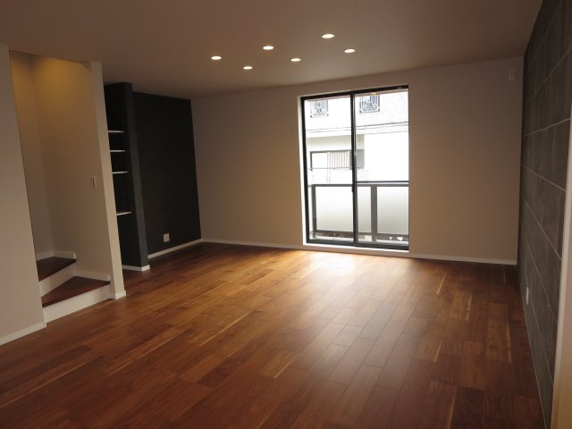 中古戸建　四條畷市中野新町（平成6年築）の居間・リビング|オープン収納付き♪お好きな小物を飾ってインテリアを楽しめます！