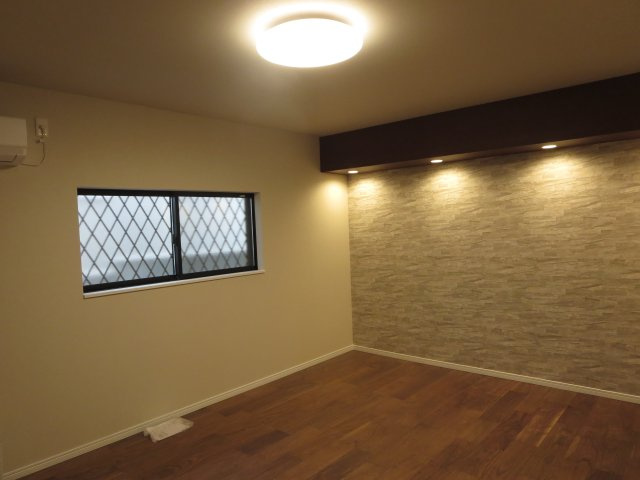 中古戸建　四條畷市中野新町（平成6年築）の洋室|照明がおしゃれな洋室♪