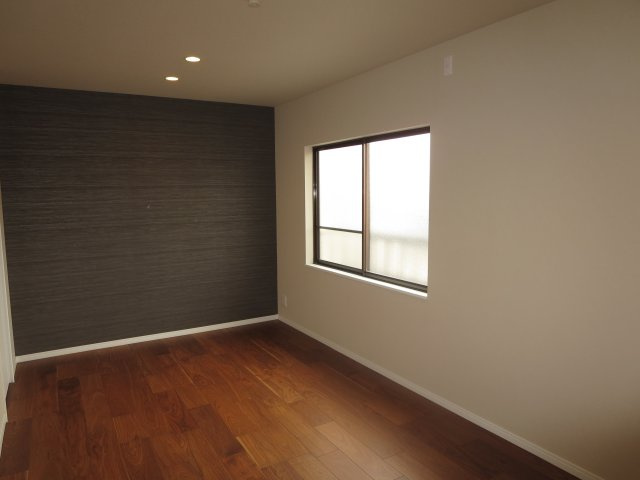 中古戸建　四條畷市中野新町（平成6年築）の洋室|アクセントクロスがおしゃれな洋室♪