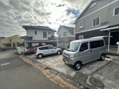 【駐車場】 | リヴェール/荏田東 | いつでも目の届く敷地内に駐車場があります♪荷物がかさばりがちなお買物にも、敷地内駐車場があると便利ですよね☆