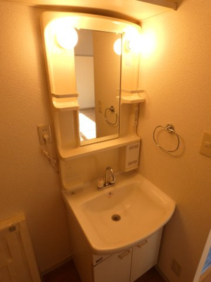 【洗面所】 | オリンピアB | 忙しい朝には欠かせない洗面所です