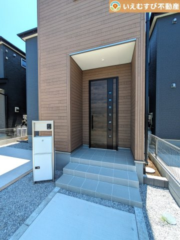 Livele Garden.S　西羽生駅のエントランス|雨が防げる広々エントランス
駐車場からアクセスの良いエントランス。雨の日や荷物が多くても安心の動線♪