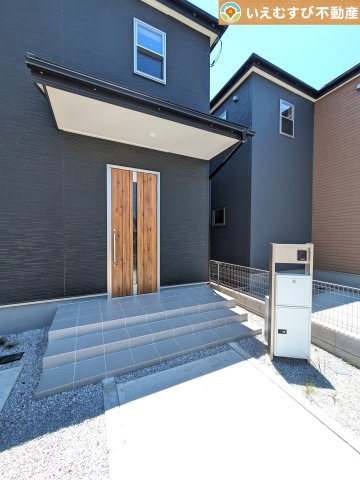 Livele Garden.S　西羽生駅のエントランス|落ち着いた色づかいのエントランス
駐車場からアクセスの良いエントランス。雨の日や荷物が多くても安心の動線♪