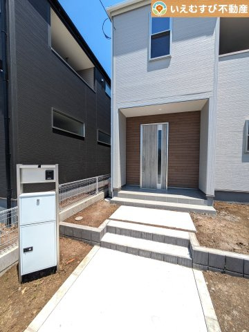 Livele Garden.S　西羽生駅のエントランス|落ち着いた色づかいのエントランス
駐車場からアクセスの良いエントランス。雨の日や荷物が多くても安心の動線♪