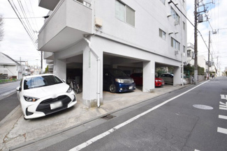 【駐車場】 | マンションの駐車場スペース。空きの有無や駐車料金、サイズ規定などについては、改めてお問い合わせください。～即日のご見学可能～　お問合せはお気軽にどうぞ。