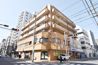 【外観】 | 手入れの行き届いた外壁やエントランスなど、「見ればわかる」レベルで清潔感を保ったマンションです。築年数を感じさせない姿で皆様をお出迎えします。～即日のご見学可能～　お問合せはお気軽にどうぞ。