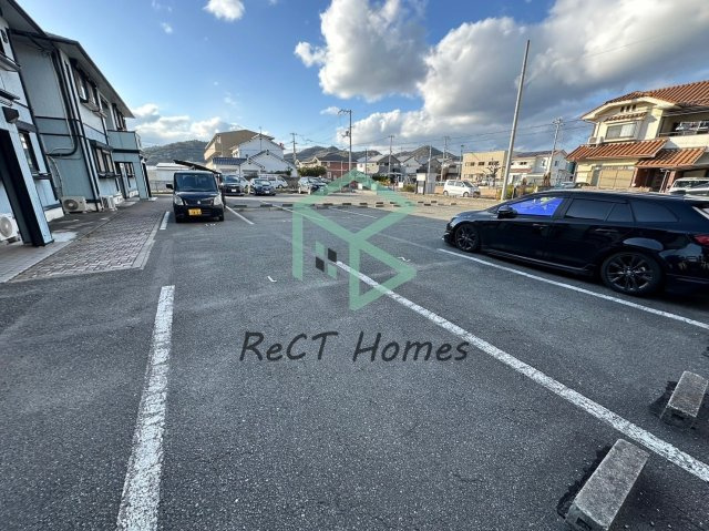 サンフォーレストBの駐車場