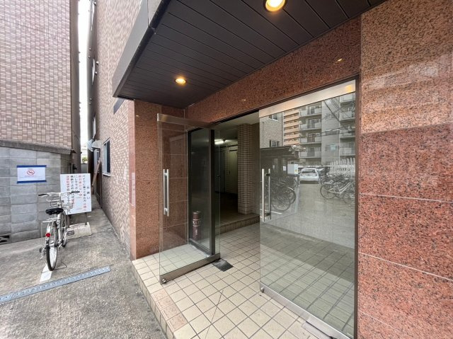 　プレアール寝屋川高柳のエントランス