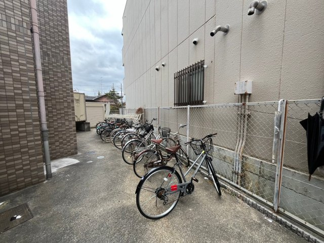 　プレアール寝屋川高柳の駐車場