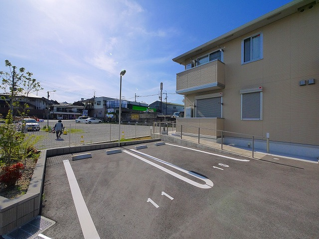 メゾンベア六条の駐車場