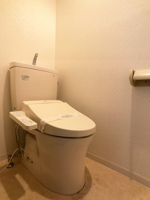 【トイレ】 | マリンズ別府 | 別号室の写真になります。現況優先。