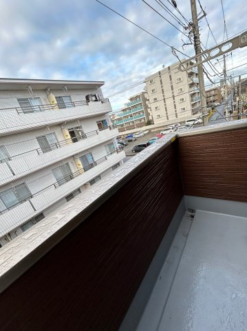 千葉市花見川区幕張本郷３丁目のアパートのバルコニー