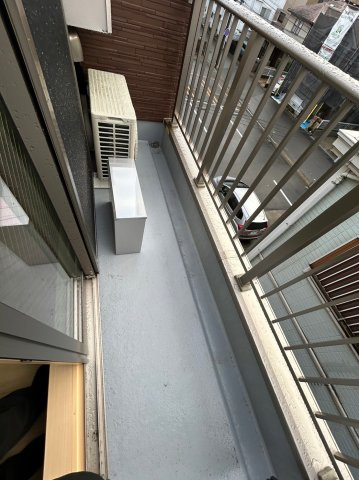 千葉市花見川区幕張本郷３丁目のアパートのバルコニー