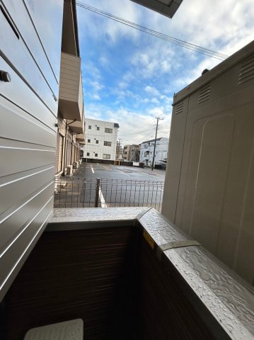 千葉市花見川区幕張本郷３丁目のアパートのバルコニー