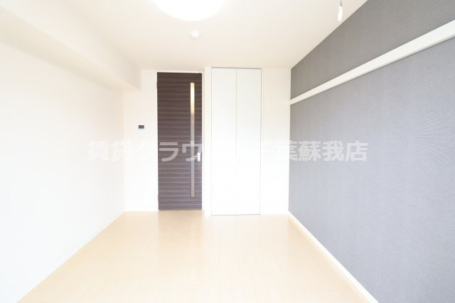 アリュールの居間・リビング|アクセントクロスは雰囲気もグッとオシャレになりますよね♪