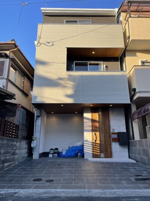 【外観】 | 高槻市津之江町1丁目 中古戸建 | サイディングを利用し、今時な外観へリノベーション致しました。
窓（サッシ）も交換しておりますので、中古物件には見えません。