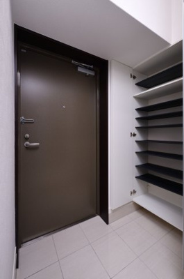 【玄関】 | VALENTIA天神東 | 別号室の写真になります。現況優先。