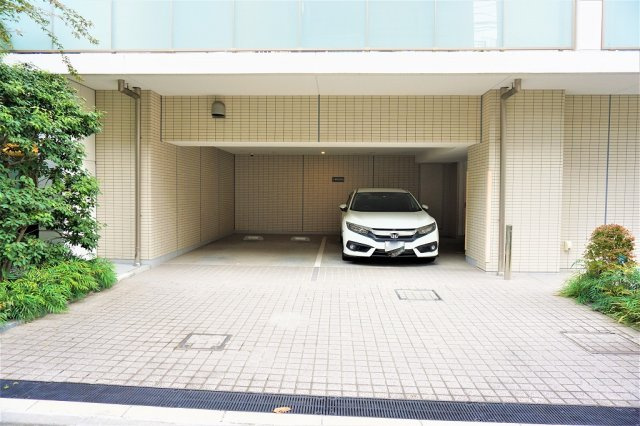 プレミスト新宿山吹の駐車場