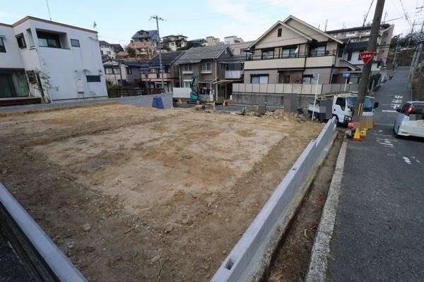 寝屋川市成田東町の新築一戸建の前面道路含む現地写真|前面道路含む現地写真です