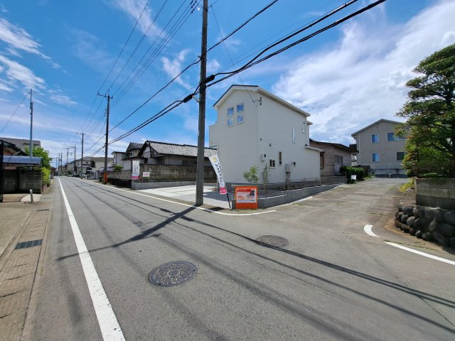 新築　前橋市総社町3期　GRAFARE　1号棟の前面道路含む現地写真|現地写真　北側接道幅員約4ｍ　東側接道幅員約6ｍ
