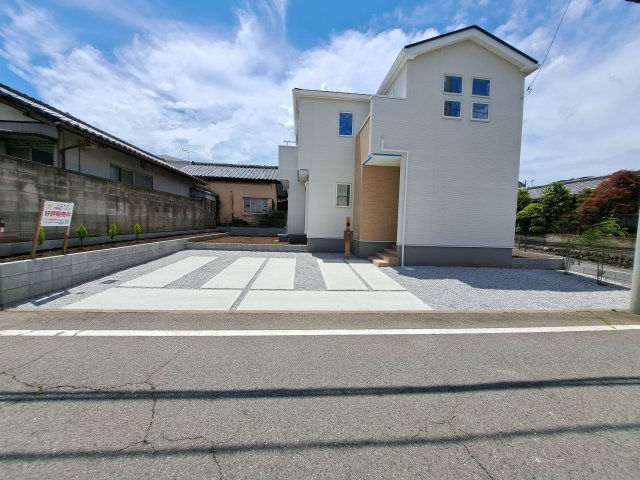 新築　前橋市総社町3期　GRAFARE　1号棟の駐車場|現地写真　駐車スペースは並列2台+1台分可能です！				
