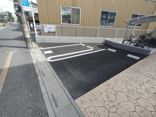 シャルムB棟の駐車場|駐車場があるので、車を買う予定の方も安心です