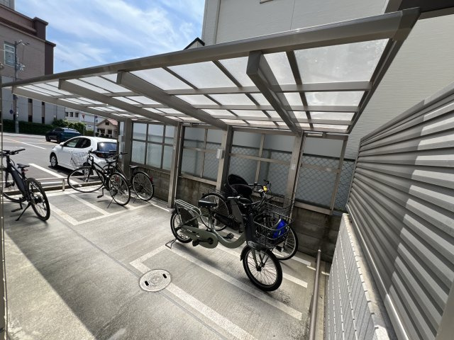 メゾン・ソラーレの駐車場