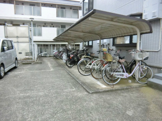 【その他共用部分】 | 屋根付きの駐輪場で雨が降っても大切な自転車が濡れなくてすみますね♪駅まで自転車もおすすめです！