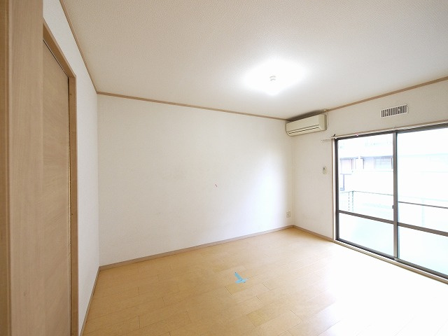 ロイヤルアーバンの居間・リビング|ゆったりとした居間です