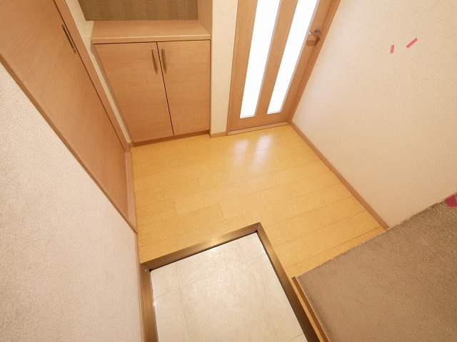 ロイヤルアーバンの玄関|収納もある玄関です