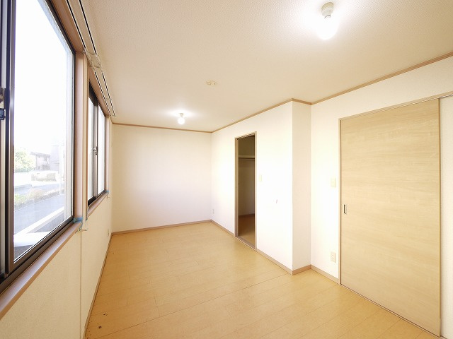 ロイヤルアーバンの洋室|個人の部屋や寝室として使える洋室です