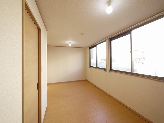 ロイヤルアーバンの洋室|明るい洋室です