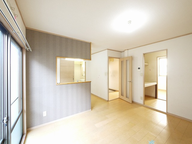 ロイヤルアーバンの居間・リビング|ゆったりとした居間です