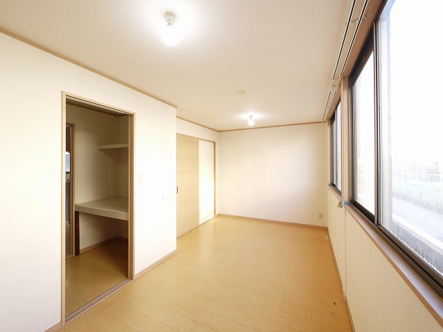 ロイヤルアーバンの洋室|コンパクトで使いやすい洋室です