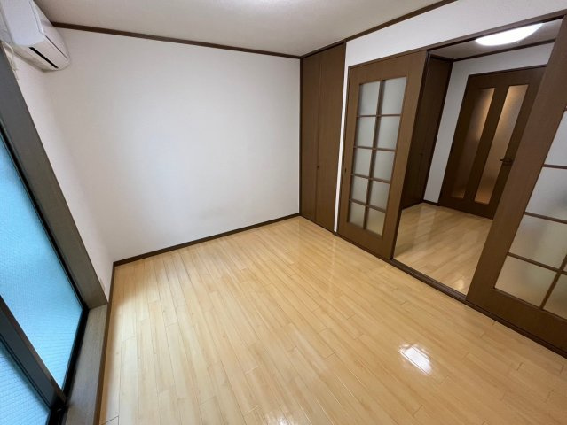 寝屋川市本町のアパートの洋室