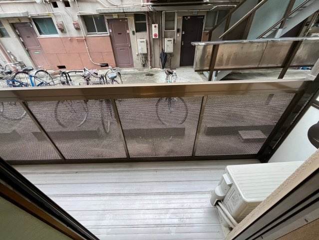 寝屋川市本町のアパートのバルコニー
