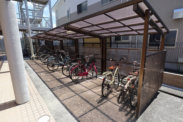 寝屋川市本町のアパートの駐車場
