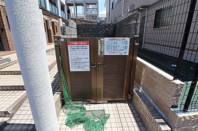 寝屋川市本町のアパートのエントランス