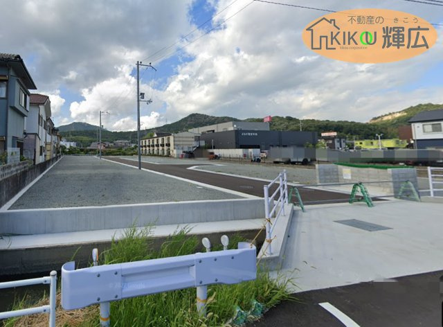 【前面道路含む現地写真】 | 高砂市阿弥陀町北池（全5区）土地　1号地 | 開発団地内ですので新しいお家が建ち並んでいきます。