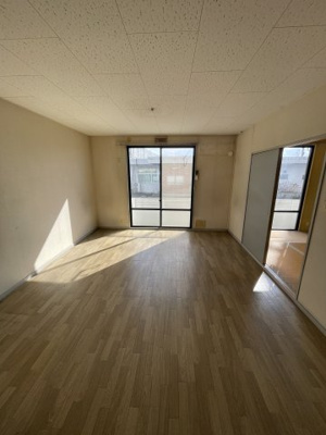 【居間・リビング】 | ラレスエノキド | こちらの居間で趣味の時間をお楽しみください