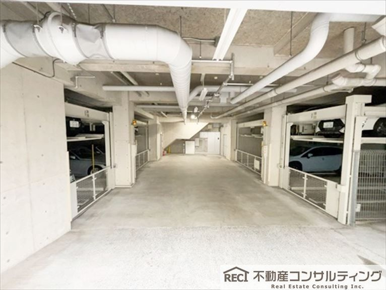 東急ドエル・アルス苦楽園桜町A棟の駐車場