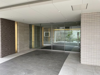 【エントランス】 | サムティ上新庄レジデンス | 外観にマッチしたエントランスです。